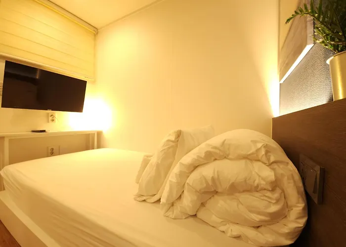 Oyo Myeongdong 5 *